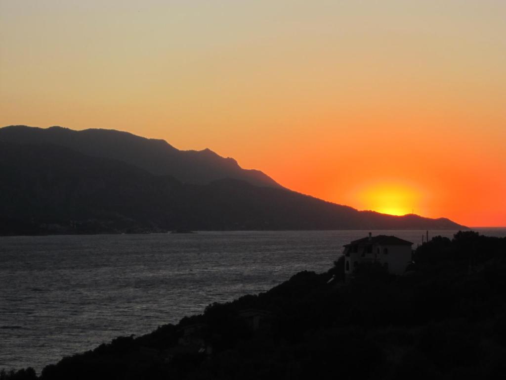 Scorpios Hotel & Suites Samos Town Exterior foto
